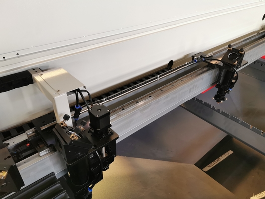 De Lasersnijmachine van Co2 van Ce UT1530CL150X2 18000mm/min